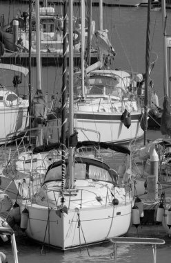 İtalya, Sicilya, Akdeniz, Marina di Ragusa (Ragusa ili); 6 Ağustos 2023, limanda insanlar ve yelkenliler - EDITORIAL