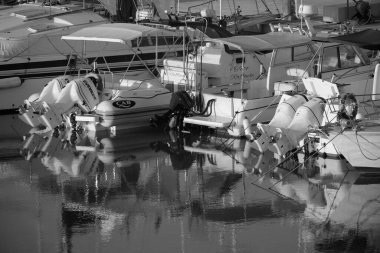 İtalya, Sicilya, Akdeniz, Marina di Ragusa (Ragusa ili); 7 Ağustos 2023, limanda motorlu tekne ve lüks yatlar - EDITORIAL