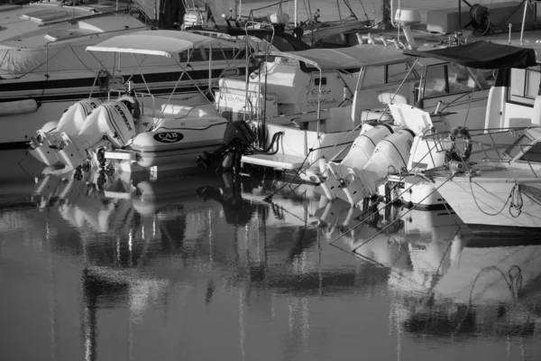 Italien Sicilien Medelhavet Marina Ragusa Ragusaprovinsen Augusti 2023 Motorbåtar Och — Stockfoto