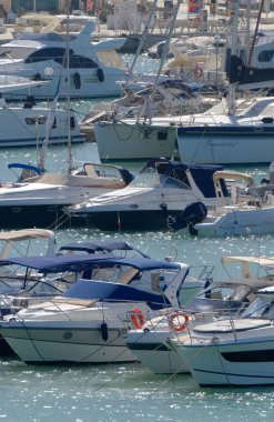 İtalya, Sicilya, Akdeniz, Marina di Ragusa (Ragusa ili); 7 Ağustos 2023, limanda lüks yatlar - EDITORIAL