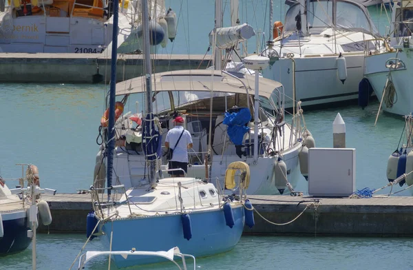 İtalya, Sicilya, Akdeniz, Marina di Ragusa (Ragusa ili); 7 Ağustos 2023, limandaki insanlar ve lüks yatlar - EDITORIAL