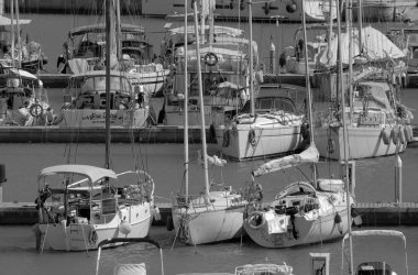 İtalya, Sicilya, Akdeniz, Marina di Ragusa (Ragusa ili); 7 Ağustos 2023, limanda motorlu tekne ve lüks yatlar - EDITORIAL