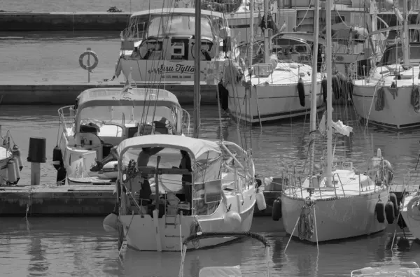 Italien Sicilien Medelhavet Marina Ragusa Ragusaprovinsen Augusti 2023 Personer Segelbåt — Stockfoto