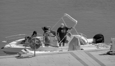 İtalya, Sicilya, Akdeniz, Marina di Ragusa (Ragusa Eyaleti); 11 Ağustos 2023, limandaki bir motorlu tekne - EDITORIAL
