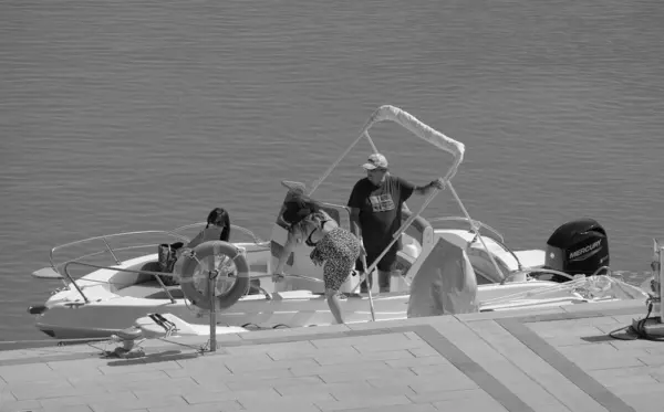 イタリア シチリア 地中海 マリーナ ラグーサ ラグーサ州 2023年8月11日 港内のモーターボートに乗船する人々 Editorial — ストック写真