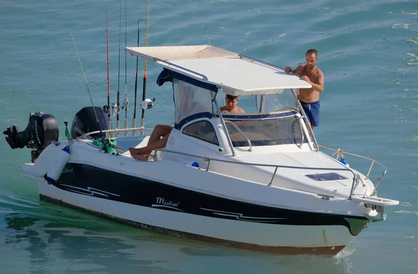 Italien Sicilien Medelhavet Marina Ragusa Ragusaprovinsen Augusti 2023 Sportfiskare Motorbåt Royaltyfria Stockfoton