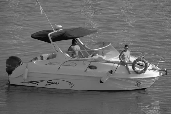 イタリア シチリア 地中海 マリーナディラグーサ ラグーサ州 2023年8月12日 港内のモーターボートでカップル Editorial — ストック写真
