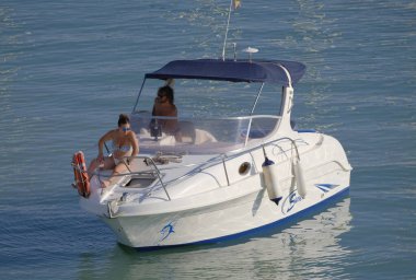 İtalya, Sicilya, Akdeniz, Marina di Ragusa (Ragusa Eyaleti); 12 Ağustos 2023, limanda bir motorlu tekne - EDITORIAL