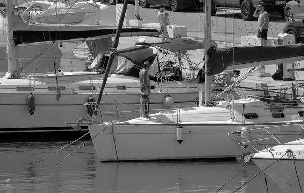イタリア シチリア 地中海 マリーナ ラグーサ ラグーサ州 2023年8月13日 港のセーリングボートと豪華なヨットに乗った男性 Editorial — ストック写真