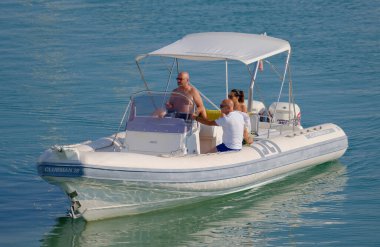 İtalya, Sicilya, Akdeniz, Marina di Ragusa (Ragusa ili); 13 Ağustos 2023, limandaki kauçuk bir teknede insanlar - EDITORIAL