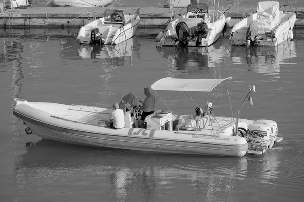 이탈리아 시칠리아 지중해 마리나 라구사 라구사 2023 항구에 보트에 사람들 — 스톡 사진