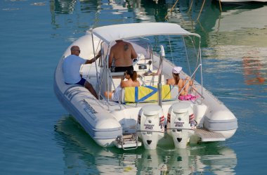 İtalya, Sicilya, Akdeniz, Marina di Ragusa (Ragusa ili); 13 Ağustos 2023, limandaki kauçuk bir teknede insanlar - EDITORIAL