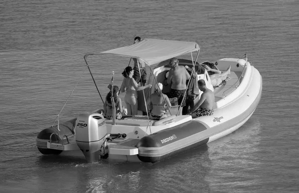 イタリア シチリア 地中海 マリーナ ラグーサ ラグーサ州 2023年8月13日 港にゴムボートに乗っている人々 Editorial — ストック写真