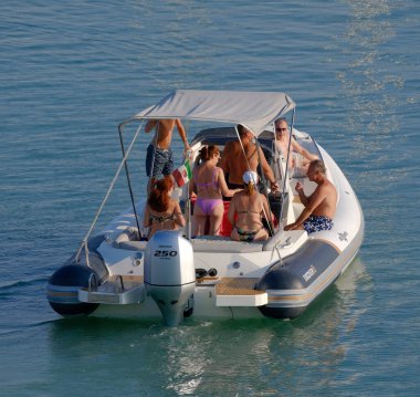 İtalya, Sicilya, Akdeniz, Marina di Ragusa (Ragusa ili); 13 Ağustos 2023, limandaki kauçuk bir teknede insanlar - EDITORIAL