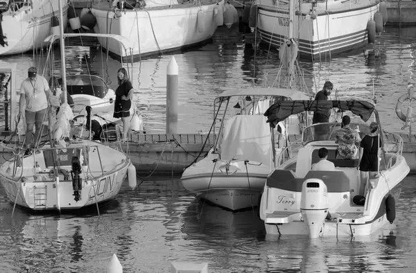 이탈리아 시칠리아 지중해 마리나 라구사 라구사 2023 사람들 보트와 항구의 — 스톡 사진