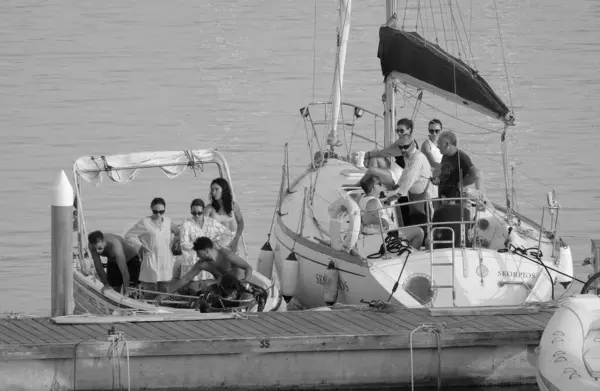 イタリア シチリア 地中海 マリーナ ラグーサ ラグーサ州 2023年8月13日 港で船に乗船する人々 Editorial — ストック写真