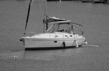 İtalya, Sicilya, Akdeniz, Marina di Ragusa (Ragusa ili); 14 Ağustos 2023, limandaki bir yelkenli teknesinde çift - EDITORIAL