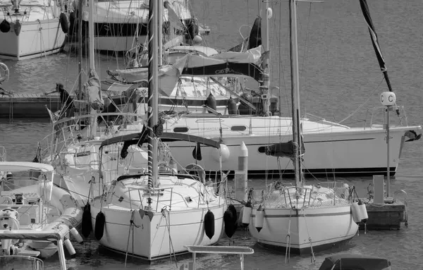 イタリア シチリア 地中海 マリーナディラグーサ ラグーサ州 2023年8月14日 港の帆船でカップル Editorial — ストック写真