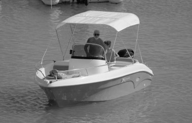 İtalya, Sicilya, Akdeniz, Marina di Ragusa (Ragusa Eyaleti); 15 Ağustos 2023, limandaki bir motorlu tekne - EDITORIAL