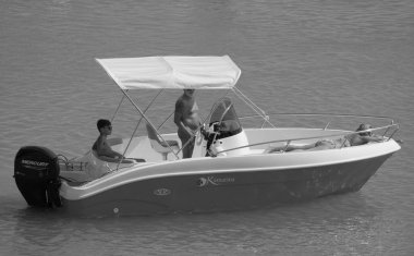 İtalya, Sicilya, Akdeniz, Marina di Ragusa (Ragusa Eyaleti); 15 Ağustos 2023, limandaki bir motorlu tekne - EDITORIAL