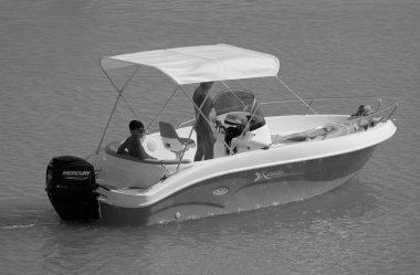 İtalya, Sicilya, Akdeniz, Marina di Ragusa (Ragusa Eyaleti); 15 Ağustos 2023, limandaki bir motorlu tekne - EDITORIAL