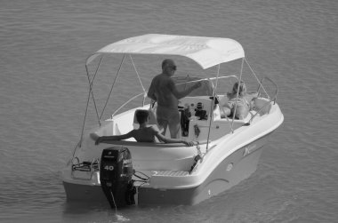 İtalya, Sicilya, Akdeniz, Marina di Ragusa (Ragusa Eyaleti); 15 Ağustos 2023, limandaki bir motorlu tekne - EDITORIAL