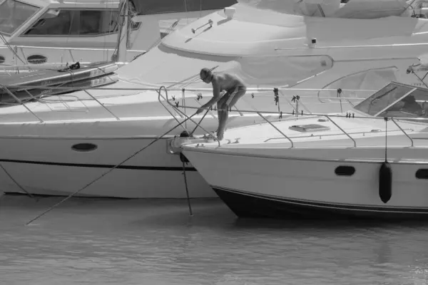 Italien Sicilien Medelhavet Marina Ragusa Ragusaprovinsen Augusti 2023 Man Lyxyacht — Stockfoto