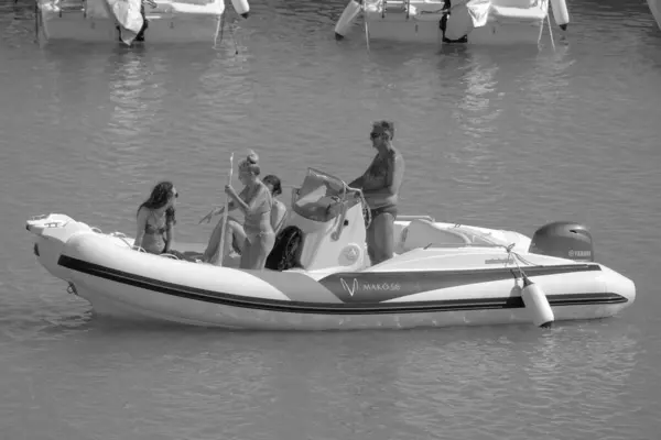 イタリア シチリア 地中海 マリーナ ラグーサ ラグーサ州 2023年8月15日 港にゴムボートに乗っている人々 Editorial — ストック写真