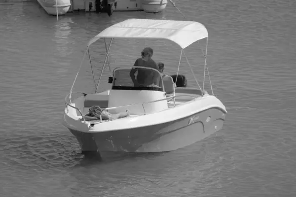 イタリア シチリア 地中海 マリーナ ラグーサ ラグーサ州 2023年8月15日 港でモーターボートに乗船する人々 Editorial — ストック写真