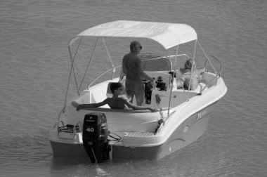 İtalya, Sicilya, Akdeniz, Marina di Ragusa (Ragusa Eyaleti); 15 Ağustos 2023, limandaki bir motorlu tekne - EDITORIAL