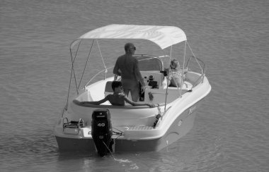 İtalya, Sicilya, Akdeniz, Marina di Ragusa (Ragusa Eyaleti); 15 Ağustos 2023, limandaki bir motorlu tekne - EDITORIAL