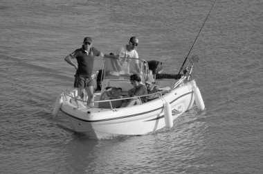 İtalya, Sicilya, Akdeniz, Marina di Ragusa (Ragusa Eyaleti); 15 Ağustos 2023, limandaki bir motorlu tekne - EDITORIAL