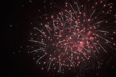İtalya, Sicilya, Marina di Ragusa, gece havai fişek