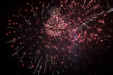 İtalya, Sicilya, Marina di Ragusa, gece havai fişek