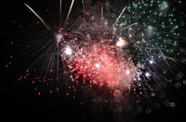 İtalya, Sicilya, Marina di Ragusa, gece havai fişek