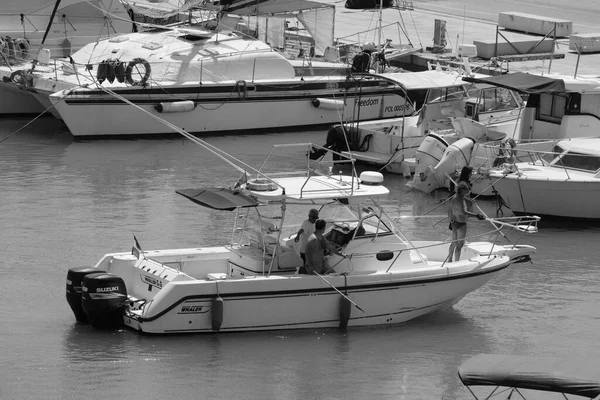 イタリア シチリア 地中海 マリーナディラグーサ ラグーサ州 2023年8月17日 港内の高級ヨットの人々 Editorial — ストック写真