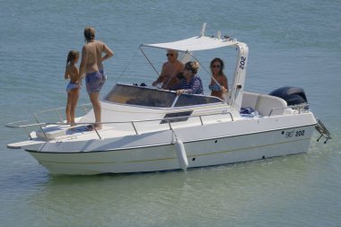 İtalya, Sicilya, Akdeniz, Marina di Ragusa (Ragusa Eyaleti); 17 Ağustos 2023, limandaki bir motorlu tekne - EDITORIAL