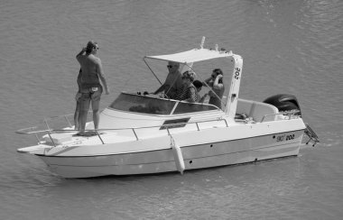 İtalya, Sicilya, Akdeniz, Marina di Ragusa (Ragusa Eyaleti); 17 Ağustos 2023, limandaki bir motorlu tekne - EDITORIAL