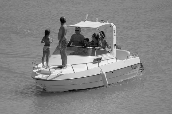 イタリア シチリア 地中海 マリーナ ラグーサ ラグーサ州 2023年8月17日 港にモーターボートに乗船する人々 Editorial — ストック写真