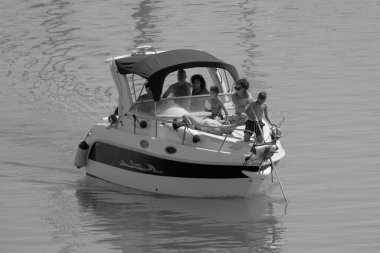 İtalya, Sicilya, Akdeniz, Marina di Ragusa (Ragusa Eyaleti); 18 Ağustos 2023, limandaki bir motorlu tekne - EDITORIAL