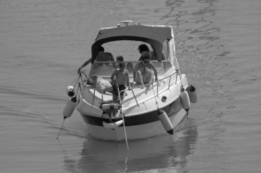 İtalya, Sicilya, Akdeniz, Marina di Ragusa (Ragusa Eyaleti); 18 Ağustos 2023, limandaki bir motorlu tekne - EDITORIAL