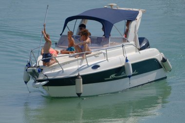 İtalya, Sicilya, Akdeniz, Marina di Ragusa (Ragusa Eyaleti); 18 Ağustos 2023, limandaki bir motorlu tekne - EDITORIAL