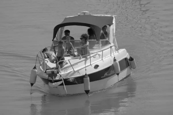 意大利 西西里 地中海 拉古萨海 拉古萨省 2023年8月18日 港口一艘汽艇上的人 Editorial — 图库照片