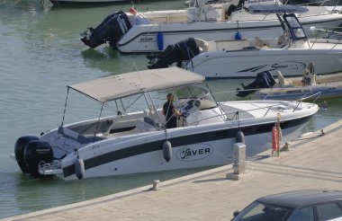 İtalya, Sicilya, Akdeniz, Marina di Ragusa (Ragusa Eyaleti); 18 Ağustos 2023, limanda lüks bir yatta adam - EDITORIAL