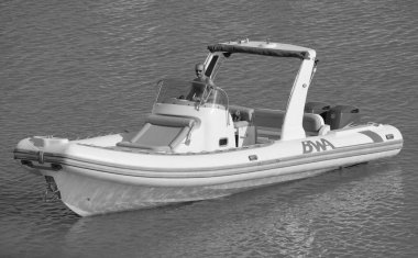 İtalya, Sicilya, Akdeniz, Marina di Ragusa (Ragusa ili); 18 Ağustos 2023, limandaki kauçuk bir teknede adam - EDITORIAL