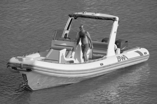 意大利 西西里 地中海 拉古萨海 拉古萨省 2023年8月18日 港口一艘橡皮船上的人 Editorial — 图库照片