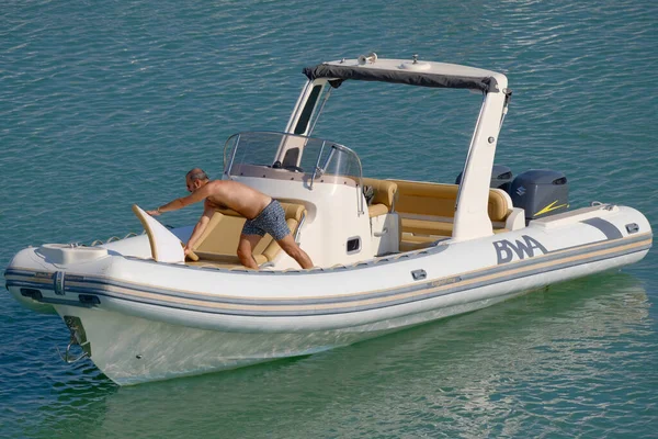 意大利 西西里 地中海 拉古萨海 拉古萨省 2023年8月18日 港口一艘橡皮船上的人 Editorial — 图库照片