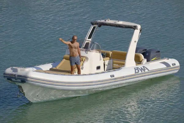 イタリア シチリア 地中海 マリーナ ラグーサ ラグーサ州 2023年8月18日 港内のゴムボートに乗った男 Editorial — ストック写真