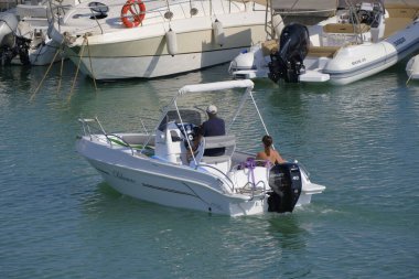 İtalya, Sicilya, Akdeniz, Marina di Ragusa (Ragusa Eyaleti); 18 Ağustos 2023, limanda bir motorlu tekne - EDITORIAL
