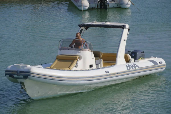 イタリア シチリア 地中海 マリーナ ラグーサ ラグーサ州 2023年8月18日 港内のゴムボートに乗った男 Editorial — ストック写真